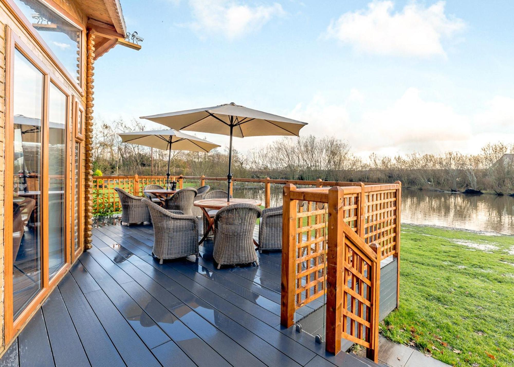 Gadlas Park Holiday Cabins Ellesmere Room photo