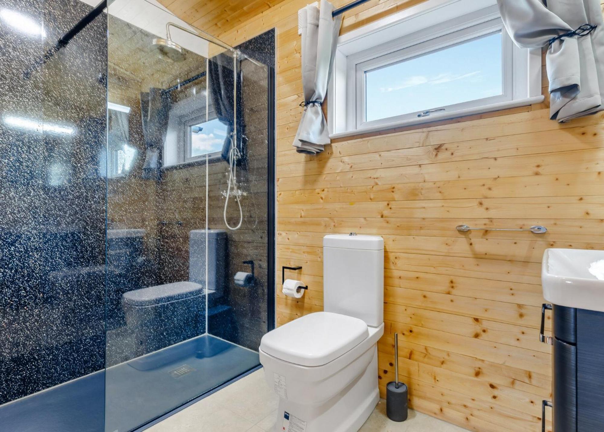 Gadlas Park Holiday Cabins Ellesmere Room photo